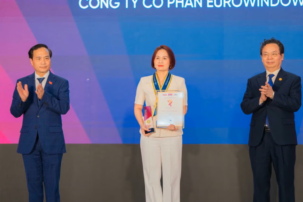 Bà Lại Ngọc Dung giám đốc marketing và truyền thông Eurowindow Holding đón nhận giải thưởng từ ban tổ chức