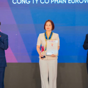 Bà Lại Ngọc Dung giám đốc marketing và truyền thông Eurowindow Holding đón nhận giải thưởng từ ban tổ chức